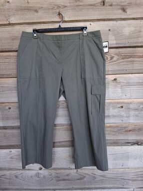 New Leslie Fay Cropped Cargo Pants
